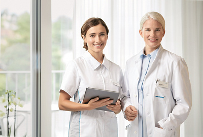 Pflegefachfrau und Ärztin stehend