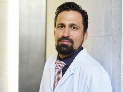 Arzt lächelt in Kamera