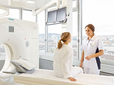 Patientin wird von Pflegefachfrau auf Untersuchung vorbereitet