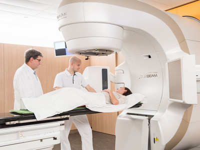 Patientin wird von Ärzten auf die Bestrahlung vorbereitet