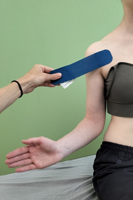 hirslanden-richtig-tapen-schultertape-1