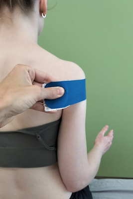 hirslanden-richtig-tapen-schultertape-2