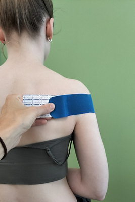 hirslanden-richtig-tapen-schultertape-3