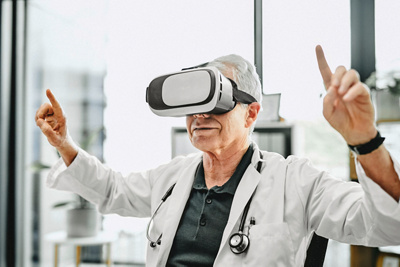 Arzt mit VR-Brille