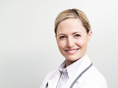 Ärztin lächelt in die Kamera