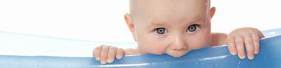 Baby badet mit blauem Ring