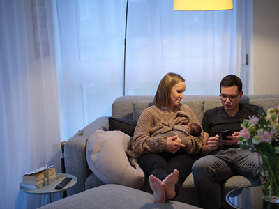 hirslandenbaby-familie-auf-sofa