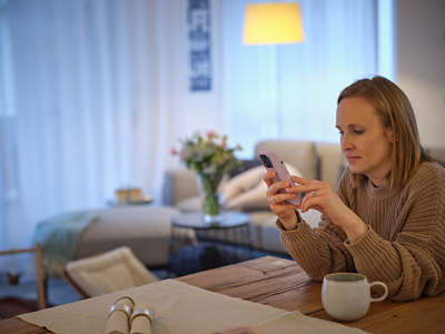 hirslandenbaby-frau-am-handy-hirslanden-app