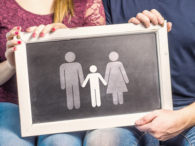 hirslandenbaby-kinderwunsch-paar-haelt-schild-mit-personen-drauf