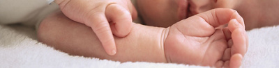 Hände von einem Neugeborenem