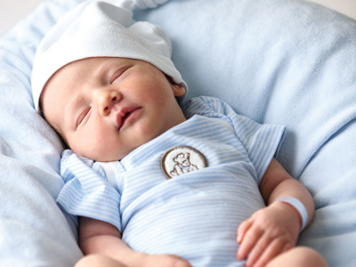 Baby mit Mützchen am schlafen