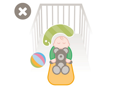 Baby im Bett mit Stofftieren