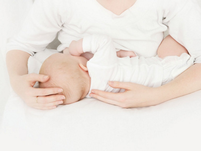 Mutter stillt ihr Baby