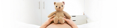 Teddybär auf Babybauch