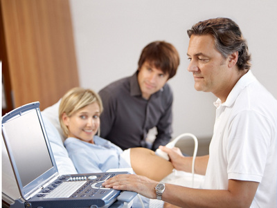 Arzt macht eine Ultraschalluntersuchung