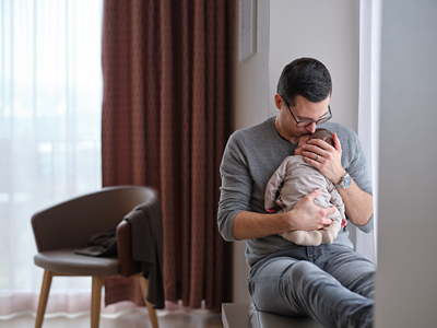 hirslandenbaby-vater-mit-baby-am-fenster