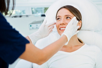 Frau bei dermatologischer Untersuchung
