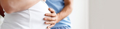 Hand auf Bauch einer schwangeren Frau