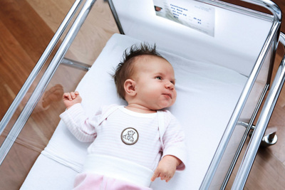 international-baby-im-spitalbett