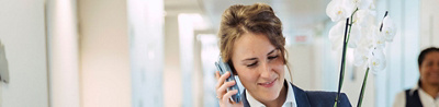 Frau der Guest Relations spricht mit einem Patienten