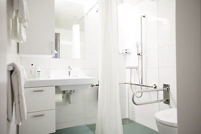 Aufnahme eines Zimmers der Klinik mit Rosenbouquet dekoriert