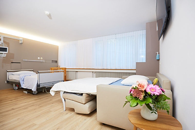 Aufnahme eines Zimmers der Klinik mit Rosenbouquet dekoriert