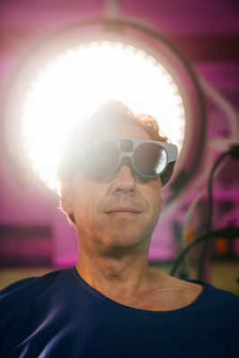 Prof. Dr. med. Sebastian Weckbach, Wirbelsäulenspezialist und Inhaber des Wirbelsäulenzentrums NeuroSpineZürich