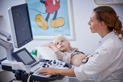 Enfant en consultation échographique