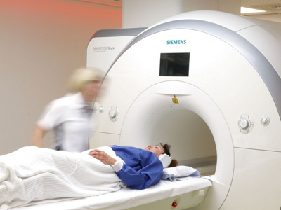 Patient wird im MRT untersucht