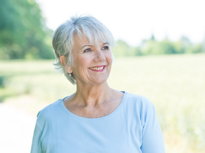 Frau bei Spaziergang in der Natur