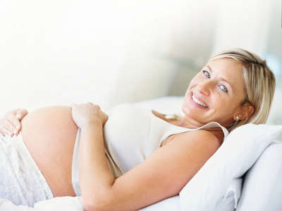 Eincremen gegen Schwangerschaftsstreifen