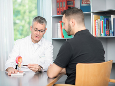 Dr. Schumacher im Gespräch mit Patient