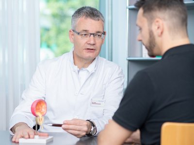 Dr. Schumacher mit Patient