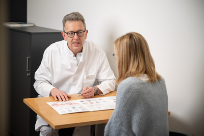 Dr. med. Volker Stenz im Patientengespräch