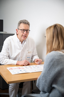Dr. Stenz im Gespräch mit Patientin