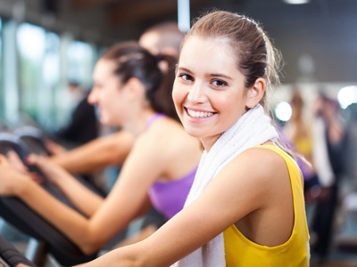 Frau am Ergometer im Hirslanden Training