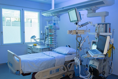 Intensivbett mit Licht- und Farbkonzept zur Genesungsförderung