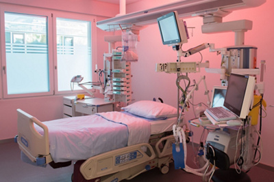 Intensivbett mit Licht- und Farbkonzept zur Genesungsförderung