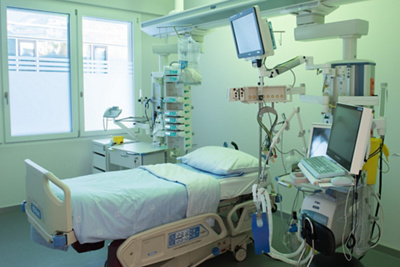 Intensivbett mit Licht- und Farbkonzept zur Genesungsförderung