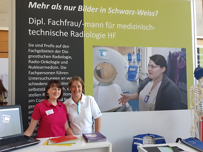 Manuela Pourtehrani mit einer Kollegin