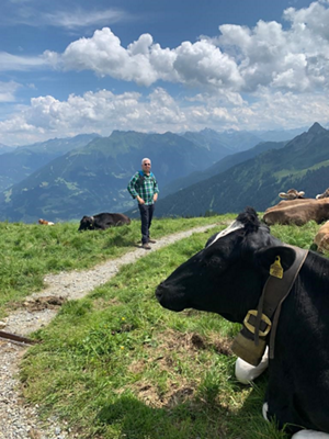 Prof. Mendelowitsch beim Ausflug in den Bergen