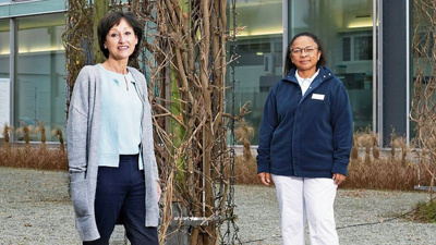 Maria Bruderer und Anita Gutierrez vor der Hirslanden Klinik Aarau