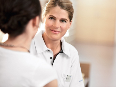 Patientin mit Physiotherapeutin