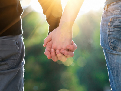 Paar beim Händchenhalten