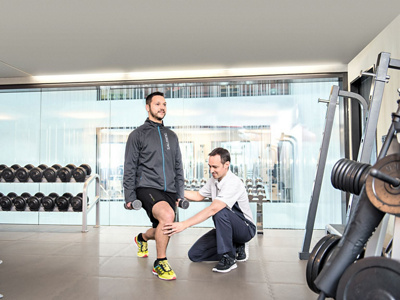 Besucher im HIT mit Physiotherapeut