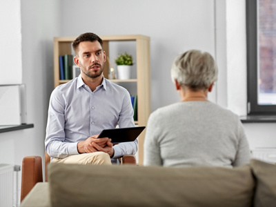 Arzt mit Patientin im Gespräch