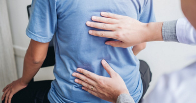 Patient mit Rückenschmerzen beim Arzt