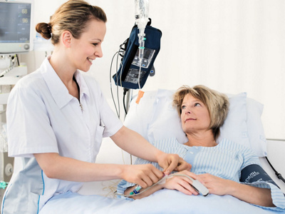 Pflegefachfrau mit Patientin