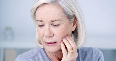 Frau mit Zahnschmerzen