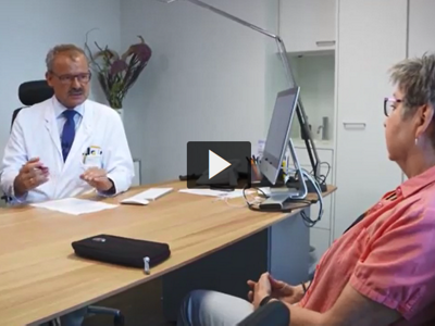 Dr. Jakob spricht mit Patientin